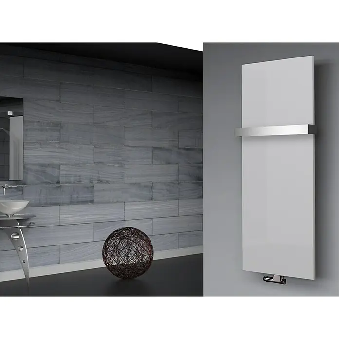 Szagato Designheizkörper Manhattan 2 - B x H: 470 x 1.200 mm, Wärmeleistung bei Vorlauftemperatur von 75 °C (D: 50): 799 W, Weiß, Mit 1 Handtuchhalter (50 mm) - Moderne Badezimmeransicht mit einem schlanken, weißen Handtuchwärmer, der an einer grauen Wand hängt, für ein stilvolles Ambiente.