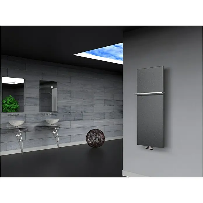 Szagato Designheizkörper Manhattan 2 - B x H: 470 x 1.200 mm, Wärmeleistung bei Vorlauftemperatur von 75 °C (D: 50): 799 W, Moonstone-Grau, Mit 1 Handtuchhalter (15 mm) - Modernes Badezimmer mit stilvollem, grauem Heizkörper.