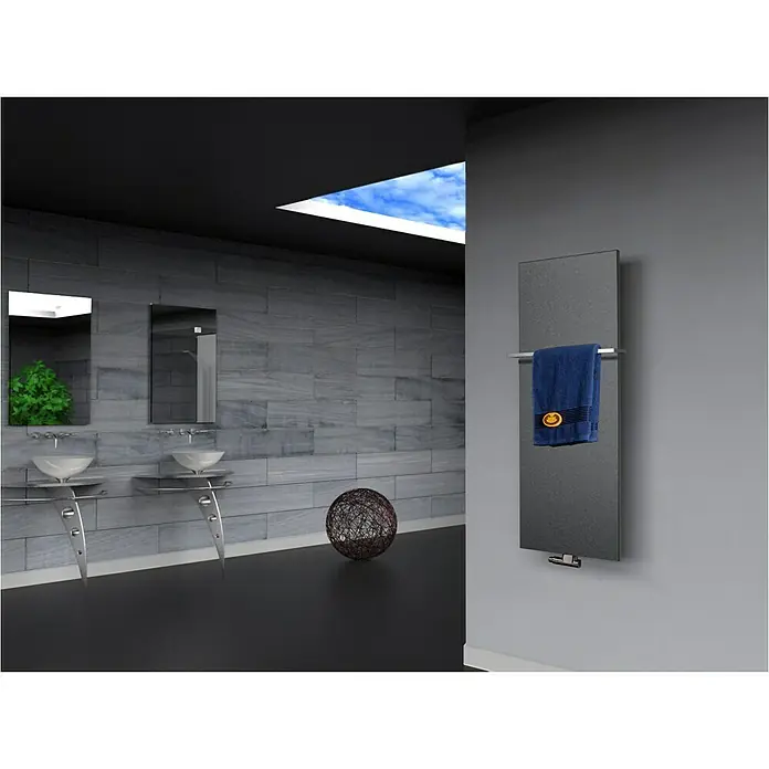 Szagato Designheizkörper Manhattan 2 - B x H: 470 x 1.200 mm, Wärmeleistung bei Vorlauftemperatur von 75 °C (D: 50): 799 W, Moonstone-Grau, Mit 1 Handtuchhalter (15 mm) - Modernes Badezimmerdesign mit einem eleganten, grauen Handtuchwärmer an der Wand, der ein blaues Handtuch hält.