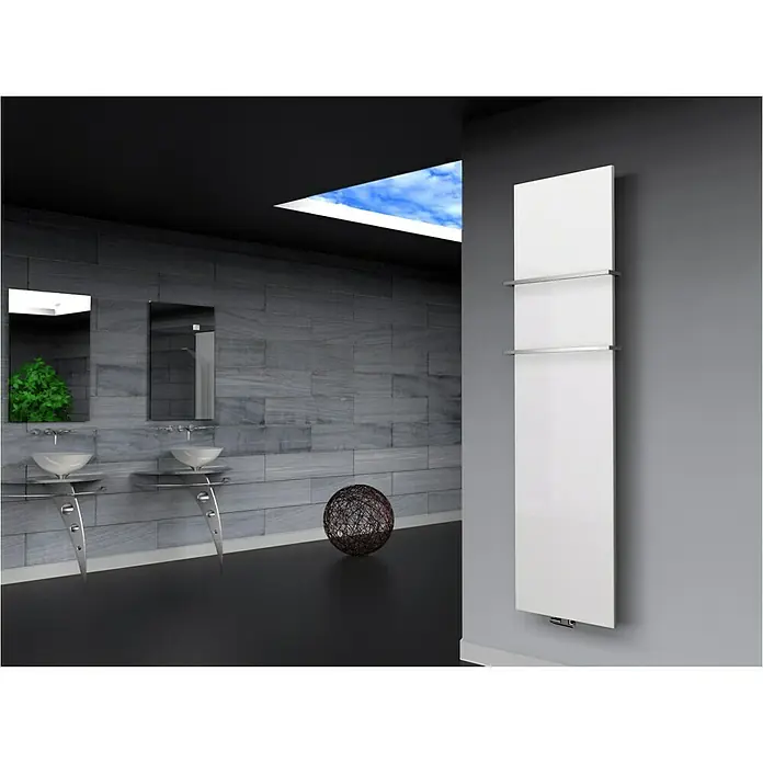 Szagato Designheizkörper Manhattan 3 - B x H: 470 x 1.800 mm, Wärmeleistung bei Vorlauftemperatur von 75 °C (D: 50): 1.118 W, Weiß, Mit 2 Handtuchhalter (15 mm) - Das Bild zeigt einen modernen, weißen Handtuchwärmer an einer grauen Wand, der das elegante Design des Badezimmers ergänzt.