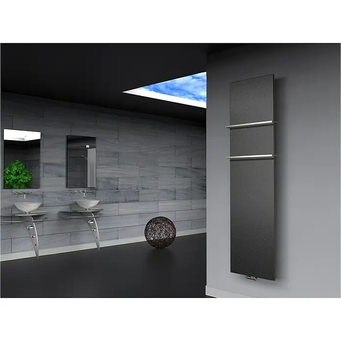 Szagato Designheizkörper Manhattan 3 - B x H: 470 x 1.800 mm, Wärmeleistung bei Vorlauftemperatur von 75 °C (D: 50): 1.118 W, Moonstone-Grau, Mit 2 Handtuchhalter (15 mm) - Ein schlanker, schwarzer Heizkörper mit Handtuchhaltern an einer grauen Wand in einem eleganten Badezimmer.