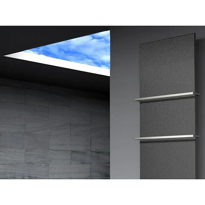 Szagato Designheizkörper Manhattan 3 - B x H: 470 x 1.800 mm, Wärmeleistung bei Vorlauftemperatur von 75 °C (D: 50): 1.118 W, Moonstone-Grau, Mit 2 Handtuchhalter (15 mm) - Ein modernes Badezimmer mit einem stilvollen, grauen Handtuchwärmer an der Wand und einem Oberlicht mit Blick auf den blauen Himmel.