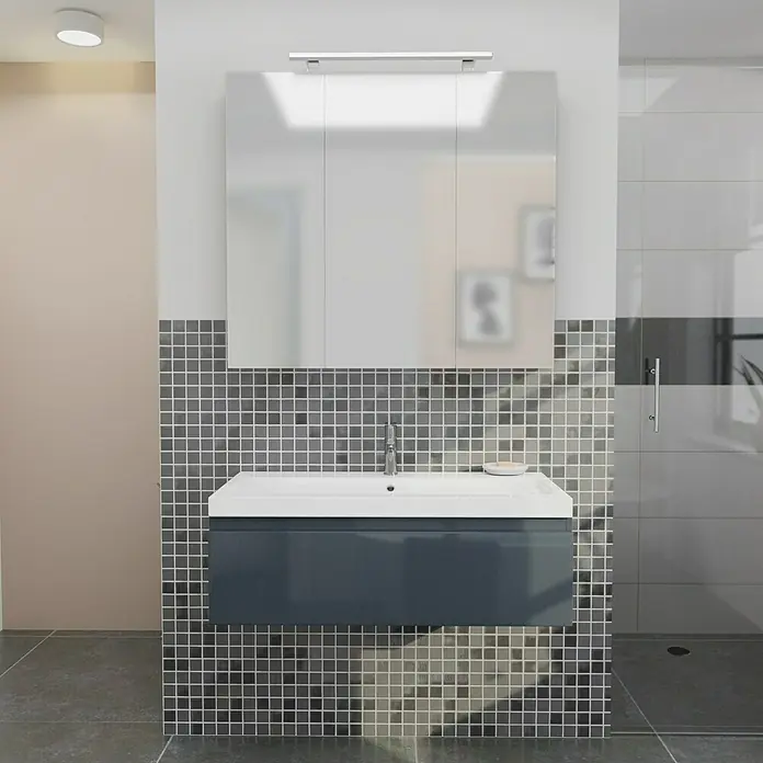 Camargue Espacio Badmöbel-Set i45 - 100 cm, Gama anthrazit glänzend - Ein modernes Badezimmer-Waschbecken mit Spiegelschrank und grauen Mosaikfliesen. Das Waschbecken ist blau und hat eine schlichte, rechteckige Form.