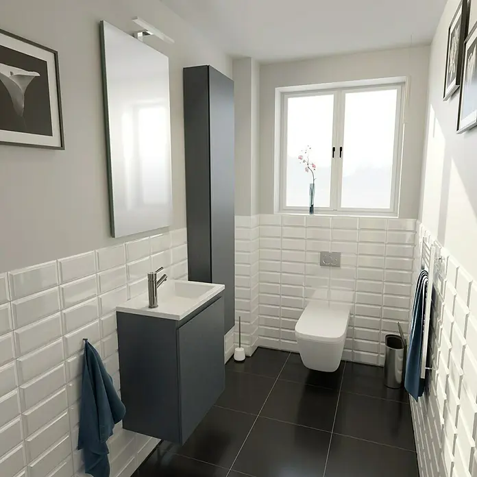 Camargue Espacio Hochschrank40 x 17 x 170 cm, Gama anthrazit matt - Modernes Badezimmer mit dunklem Waschtisch, Spiegel und WC vor weißer, strukturierter Wand. Schwarzer Fliesenboden sorgt für Kontrast.