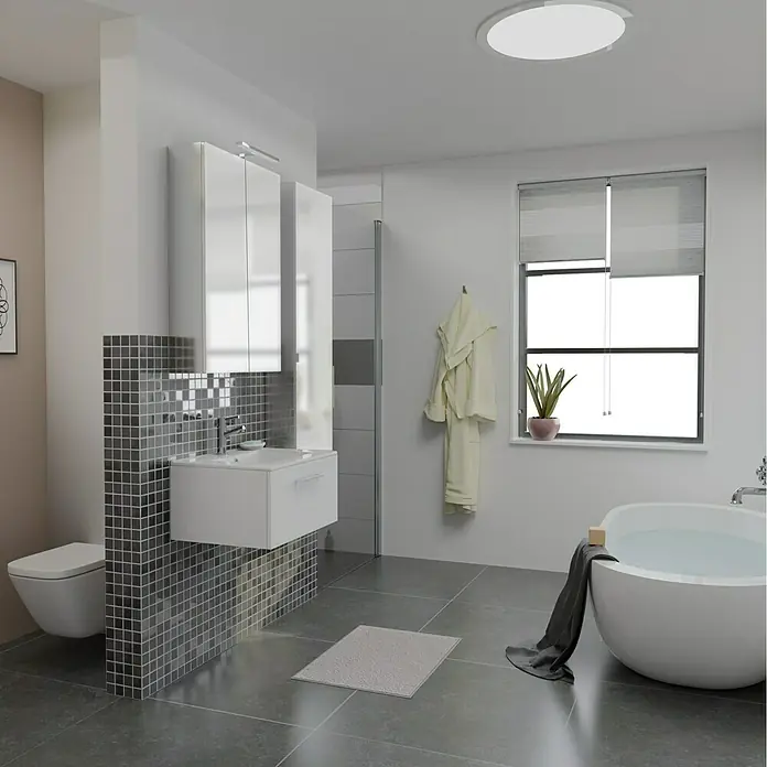 Camargue Espacio Badmöbel-Set i10 - 100 cm, Mira - Badezimmer mit modernem Waschtisch, Spiegelschrank, freistehender Badewanne und grauen Fliesen, die eine elegante und entspannende Atmosphäre schaffen.