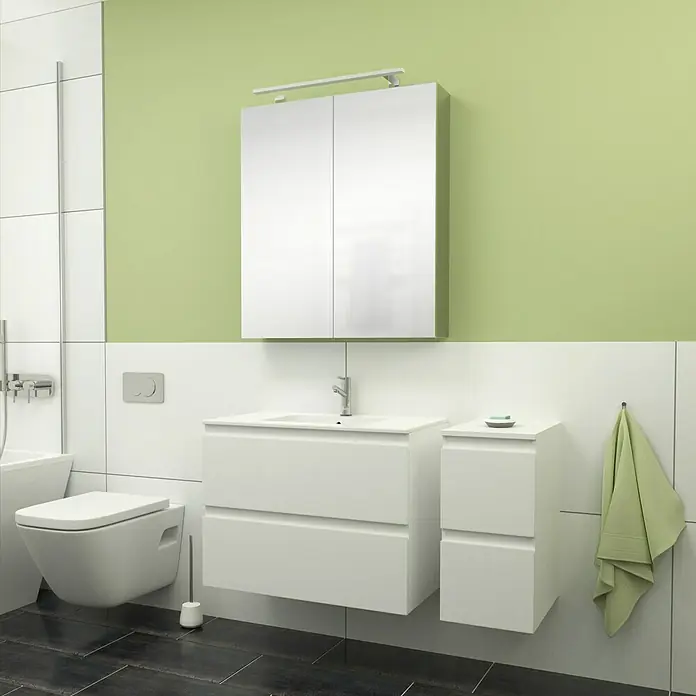 Camargue Espacio Badmöbel-Set J12 - 110 cm, Gama weiß matt - Das moderne Badezimmer verfügt über einen weißen Waschbeckenunterschrank mit Schubladen, einen Spiegelschrank und eine passende Kommode.