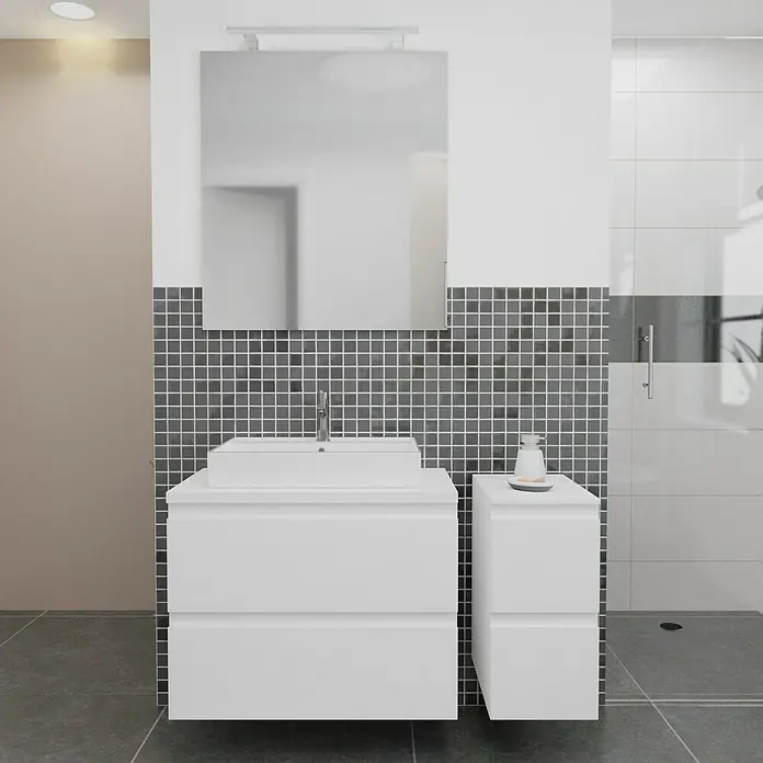 Camargue Espacio Badmöbel-Set J22 - 110 cm, Gama weiß matt - Badezimmer-Waschtisch mit Spiegel und Ablage. Das moderne Design umfasst weiße Möbel und graue Mosaikfliesen.