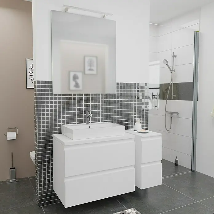 Camargue Espacio Badmöbel-Set J22 - 110 cm, Gama weiß matt - Ein modernes Badezimmer mit einem weißen Waschtischunterschrank, einem Aufsatzwaschbecken und einem großen Spiegel über der grauen Mosaikfliesenwand.