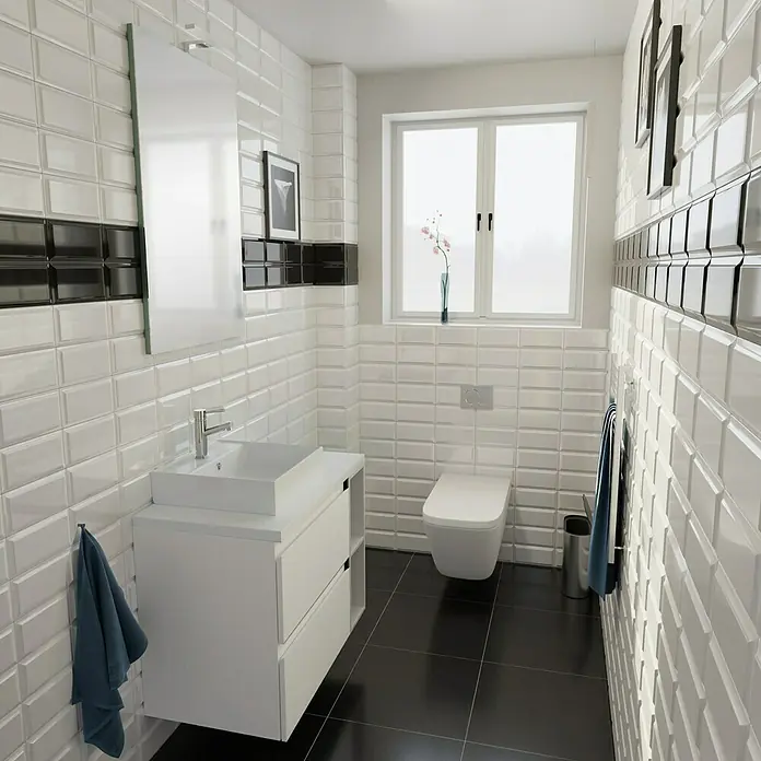 Badmöbel-Set G72 - 80 cm, Gama weiß matt - Helles Badezimmer mit weißem Waschtisch, Toilette und glänzenden schwarzen Fliesenakzenten, die einen modernen und sauberen Look erzeugen.
