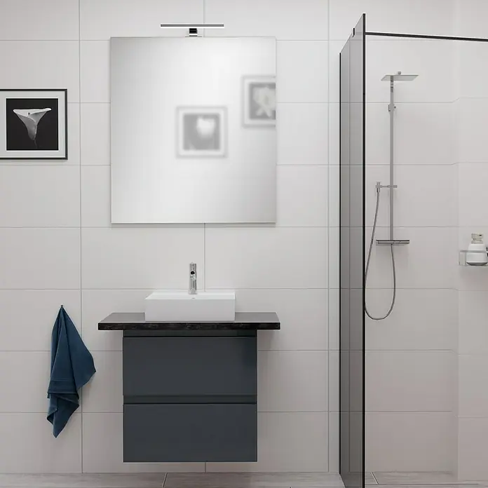Camargue Espacio Waschtischunterschrank - 60 x 46 x 60 cm, 2 Schubkästen, Gama anthrazit glänzend - Modernes Badezimmer mit Waschtischunterschrank in Anthrazit, Spiegel mit Beleuchtung und einer Dusche mit Glasabtrennung.