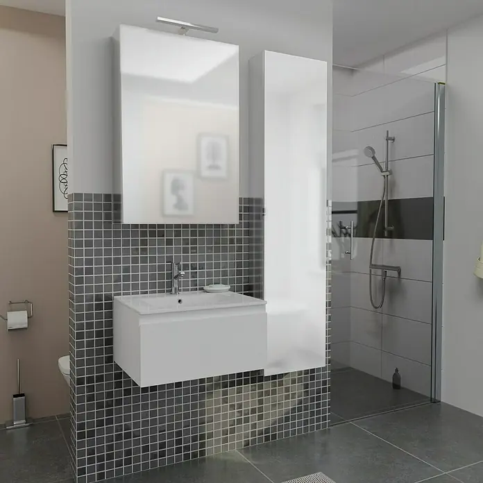 Camargue Espacio Badmöbel-Set i11 - 100 cm, Gama weiß matt - Elegantes Badezimmer mit einem weißen Waschtischunterschrank, einem Spiegelschrank und einer Dusche. Die Fliesen in Grau und Weiß verleihen dem Raum eine moderne Note.