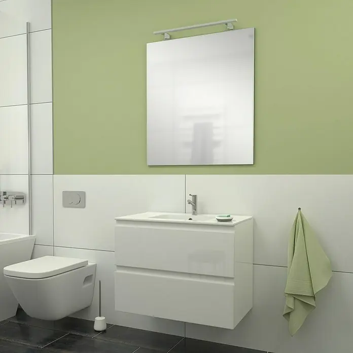 Camargue Espacio Badmöbel-Set G3 - 80 cm, Gama weiß glänzend - Das Bild zeigt ein modernes Badezimmer mit einem weißen Waschbeckenunterschrank, einer Toilette und einem Spiegel. Die grünen Wände verleihen dem Raum eine frische Note.