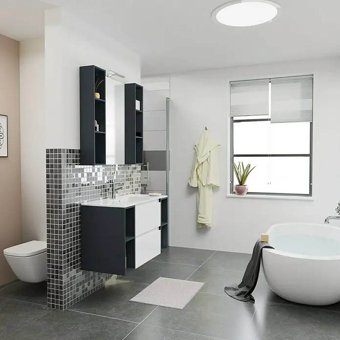 Camargue Espacio Badmöbel-Set i73 - 100 cm, Gama weiß glänzend - Modernes Badezimmer mit grauer Waschtischkombination, Spiegelschrank und freistehender Badewanne für ein stilvolles Ambiente.
