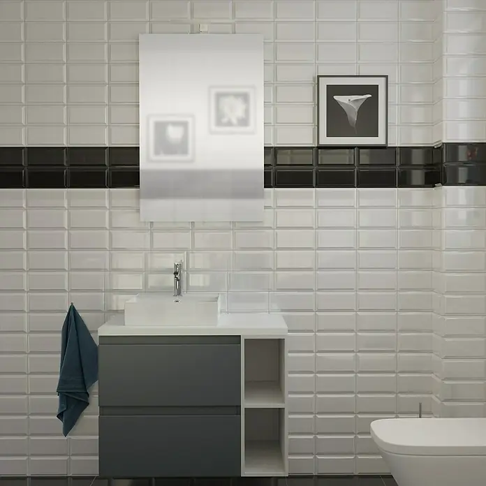 Badmöbel-Set G74 - 80 cm, Gama anthrazit matt - Modernes Badezimmer-Interieur mit grauem Waschtischunterschrank, rechteckigem Waschbecken und weißen Metrofliesen mit schwarzem Dekorband.