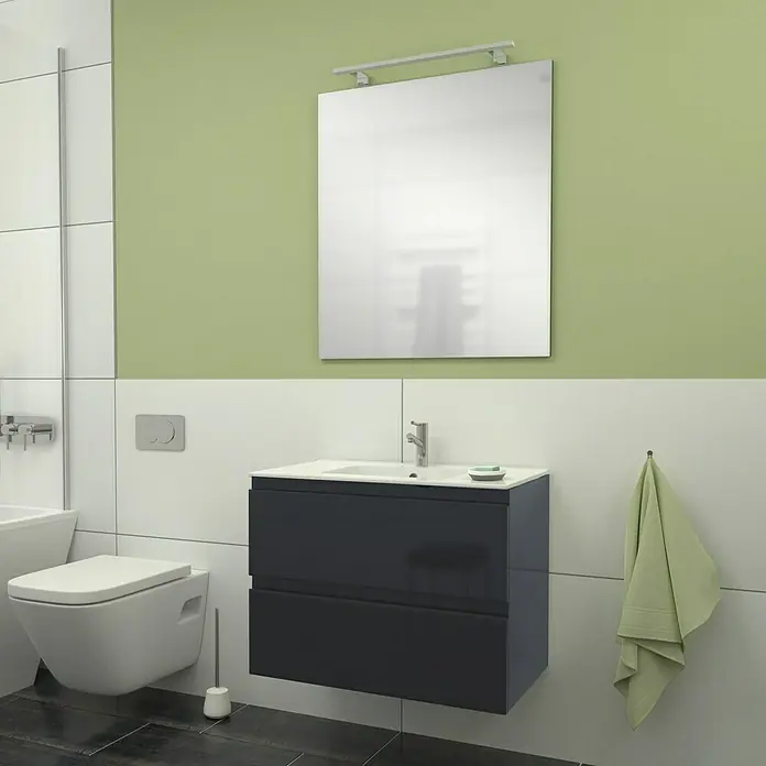 Camargue Espacio Badmöbel-Set G5 - 80 cm, Gama anthrazit glänzend - Badezimmer mit blauem Waschtischunterschrank, Spiegel und Handtuch. Die Wand ist teilweise grün gestrichen.