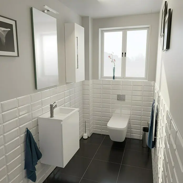 Camargue Espacio Hängeschrank - 40 x 17 x 90 cm, Gama weiß matt - Helles Badezimmer mit weißer Toilette, Waschbecken und Fliesen. Die Einrichtung ist modern und minimalistisch gehalten.