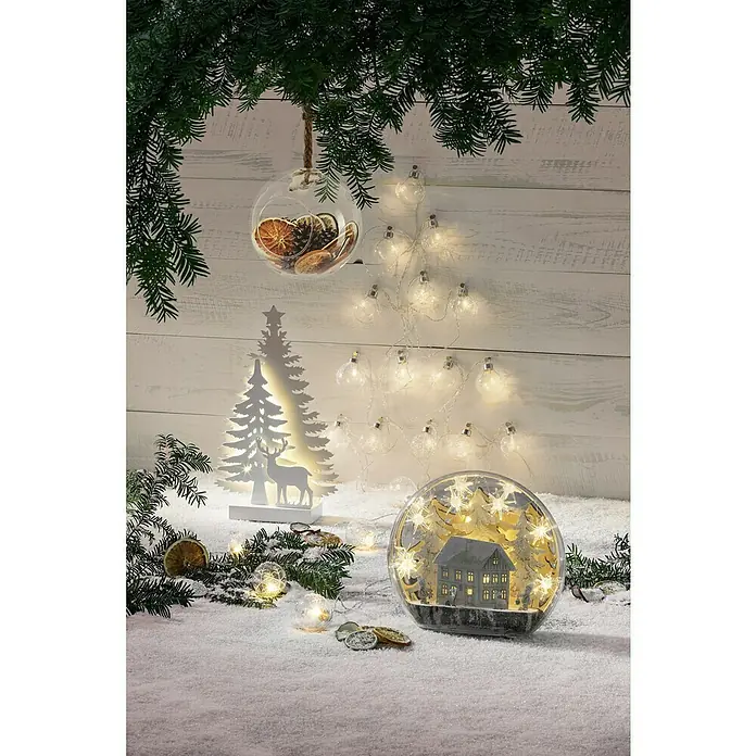 Tween Light Luz LED navideña Abetos y renos - 21 x 7 x 35 cm, Blanco, Funciona con pilas - Decoración navideña con bola de cristal, iluminación de árbol y árbol de madera con ciervo sobre una superficie nevada.