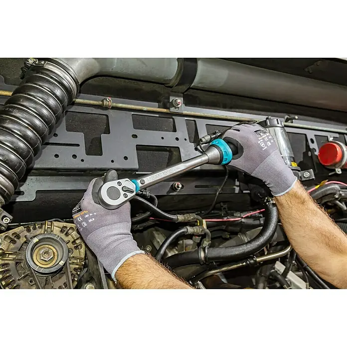 Hazet Drehmomentschlüssel 5121-3CT - ½″ Vierkant, 20 Nm - 120 Nm - Ein Mechaniker benutzt einen Hazet-Drehmomentschlüssel an einem Motor, mit Arbeitshandschuhen. Das Werkzeug ist gut erkennbar.