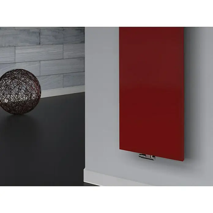 Szagato Designheizkörper Manhattan 3 - B x H: 470 x 1.800 mm, Wärmeleistung bei Vorlauftemperatur von 75 °C (D: 50): 1.118 W, Rot, Mit 2 Handtuchhalter (15 mm) - Roter Heizkörper an einer grauen Wand, darunter ein Dekorationsobjekt. Elegantes Design für moderne Innenräume.