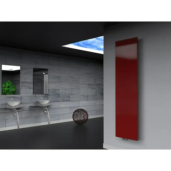 Szagato Designheizkörper Manhattan 3 - B x H: 470 x 1.800 mm, Rot, Ohne Handtuchhalter - Roter Design-Heizkörper im modernen Badezimmer. Der Heizkörper ist ein schlankes, vertikales Modell, das an einer grauen Wand montiert ist und einen Farbakzent setzt.