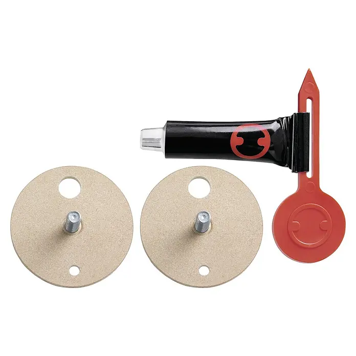 Tesa Montage-Set BK43-2 - 2 -tlg., Geeignet für: Badutensilien - Das Bild zeigt ein Reparaturset mit zwei Holzscheiben, Klebstoff und einem Werkzeug für die Montage. Ideal für schnelle Reparaturen.
