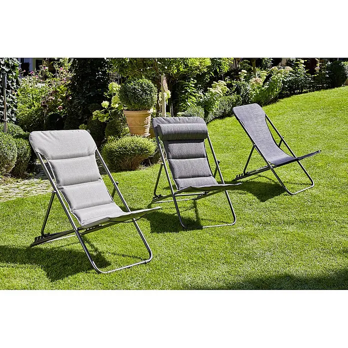 Sunfun Garten-Liegestuhl - Anthrazit, Klappbar - Drei graue Gartenliegen aus Metall und Stoff stehen auf einem grünen Rasen vor üppigem Grün.