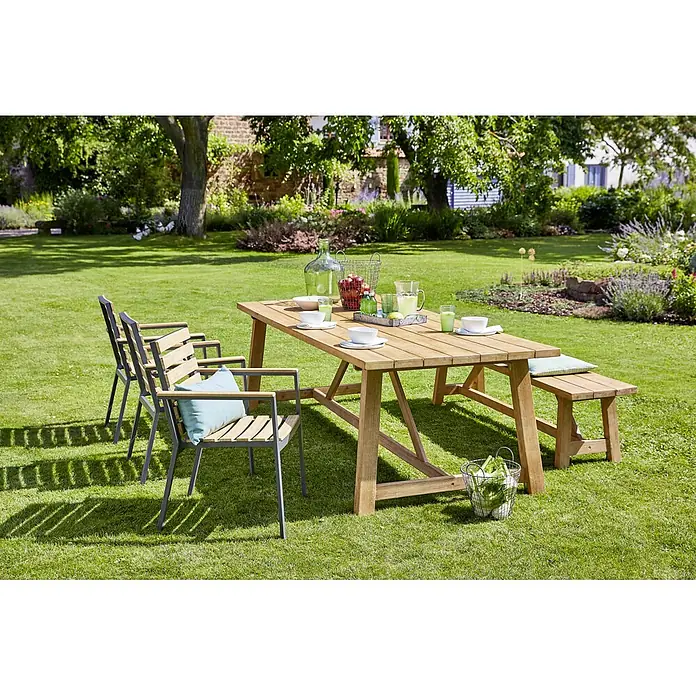 Sunfun Carina Silla de jardín - Acacia, Apilable, Natural, An x Pr x Al: 57,5 x 61 x 86 cm - Un conjunto de comedor de jardín de madera con sillas y un banco, perfecto para comidas al aire libre. El conjunto está situado sobre un césped verde en un jardín.