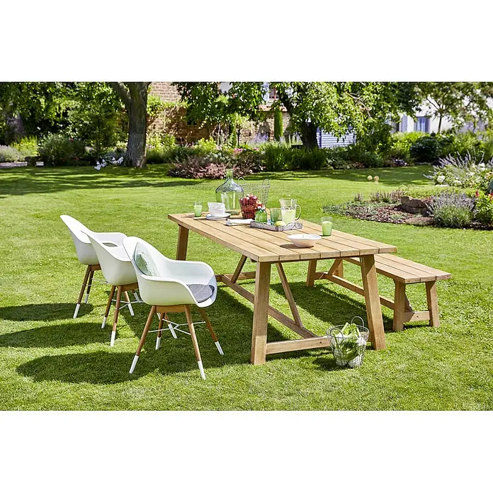 Sunfun Kathrin Gartenbank - B x T x H: 190 x 40 x 45 cm, Teakbraun - Ein Gartentisch-Set mit Holztisch, Bank und weißen Stühlen auf einem Rasen im Garten.