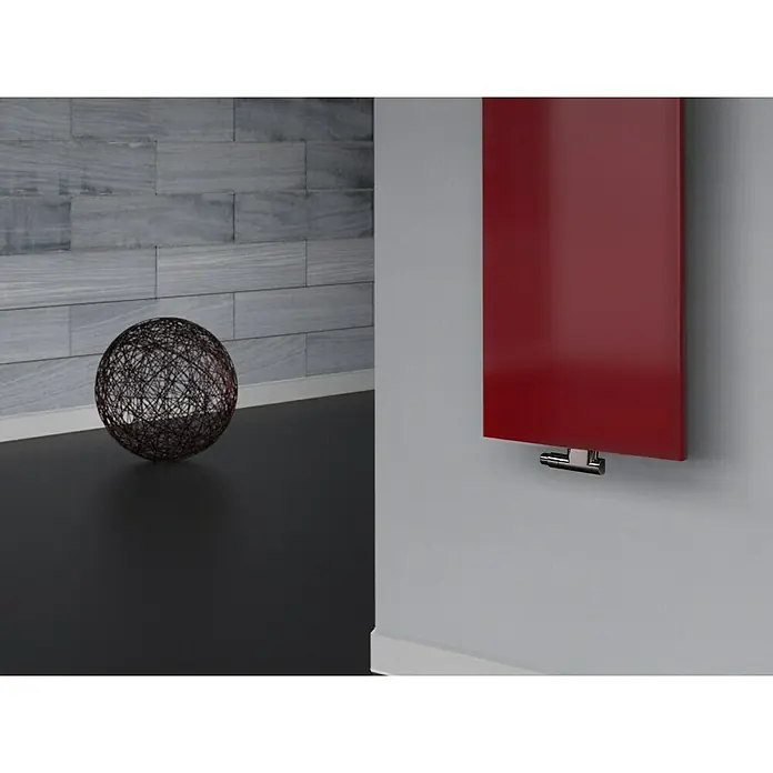 Szagato Designheizkörper Manhattan 2 - B x H: 470 x 1.200 mm, Wärmeleistung bei Vorlauftemperatur von 75 °C (D: 50): 799 W, Rot, Ohne Handtuchhalter - Ein roter Heizkörper hängt an einer grauen Wand. Dekorative Kugel auf einem schwarzen Boden. Elegantes Design für modernes Zuhause.