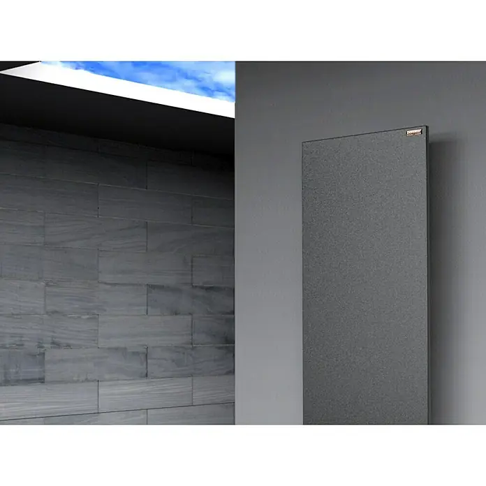 Szagato Designheizkörper Manhattan 2 - B x H: 470 x 1.200 mm, Wärmeleistung bei Vorlauftemperatur von 75 °C (D: 50): 799 W, Moonstone-Grau, Ohne Handtuchhalter - Elegantes Bild eines anthrazitfarbenen Heizkörpers an einer grauen Wand, der Stil und Wärme vereint. Sein schlankes Design ergänzt moderne Innenräume perfekt.