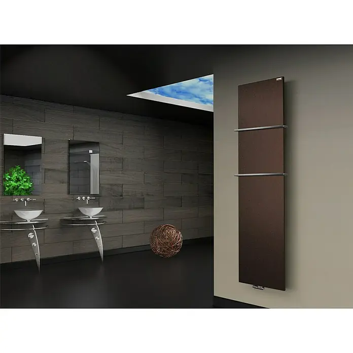 Szagato Designheizkörper Manhattan 3 - B x H: 470 x 1.800 mm, Wärmeleistung bei Vorlauftemperatur von 75 °C (D: 50): 1.118 W, Braun, Mit 2 Handtuchhalter (15 mm) - Ein modernes Badezimmer mit einem braunen Heizkörper mit Handtuchhalter an der Wand. Das Design ist minimalistisch und elegant.