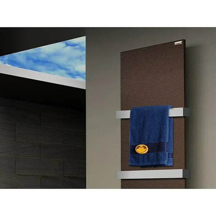 Szagato Designheizkörper Manhattan 3 - B x H: 470 x 1.800 mm, Wärmeleistung bei Vorlauftemperatur von 75 °C (D: 50): 1.118 W, Braun, Mit 2 Handtuchhalter (50 mm) - Ein Handtuchwärmer mit einem blauen Handtuch mit Batman-Logo im Badezimmer.