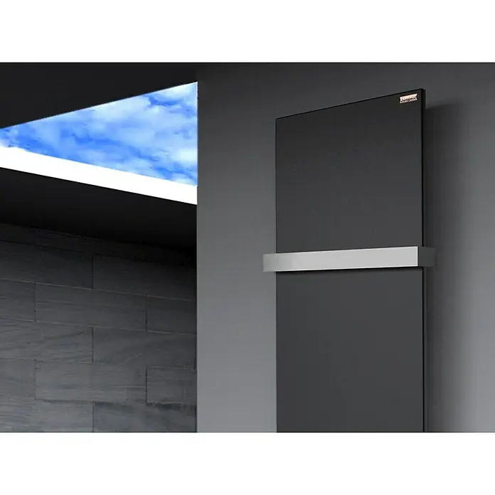 Szagato Designheizkörper Manhattan 3 - B x H: 470 x 1.800 mm, Wärmeleistung bei Vorlauftemperatur von 75 °C (D: 50): 1.118 W, Schwarz, Mit 1 Handtuchhalter (50 mm) - Schwarzer Handtuchwärmer mit einem silbernen Handtuchhalter. Elegantes Design für moderne Badezimmer.