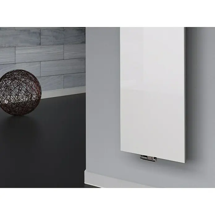 Szagato Designheizkörper Manhattan 3 - B x H: 470 x 1.800 mm, Wärmeleistung bei Vorlauftemperatur von 75 °C (D: 50): 1.118 W, Weiß, Mit 2 Handtuchhalter (50 mm) - Ein modernes, weißes Heizpaneel an einer grauen Wand. Das Paneel hat eine glänzende Oberfläche und ist minimalistisch gestaltet.