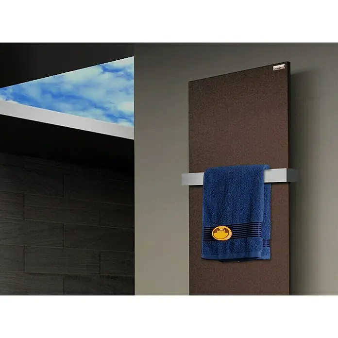 Szagato Designheizkörper Manhattan 3 - B x H: 470 x 1.800 mm, Wärmeleistung bei Vorlauftemperatur von 75 °C (D: 50): 1.118 W, Braun, Mit 1 Handtuchhalter (50 mm) - Handtuchwärmer mit blauem Handtuch und Batman-Logo, modernes Baddesign für stilvolle Badezimmer.