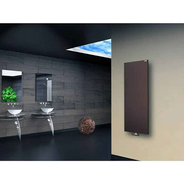 Szagato Designheizkörper Manhattan 2 - B x H: 470 x 1.200 mm, Wärmeleistung bei Vorlauftemperatur von 75 °C (D: 50): 799 W, Braun, Ohne Handtuchhalter - Elegantes Badezimmer mit einem modernen, dunkelbraunen Heizkörper an der Wand, der Wärme und Stil in den Raum bringt.