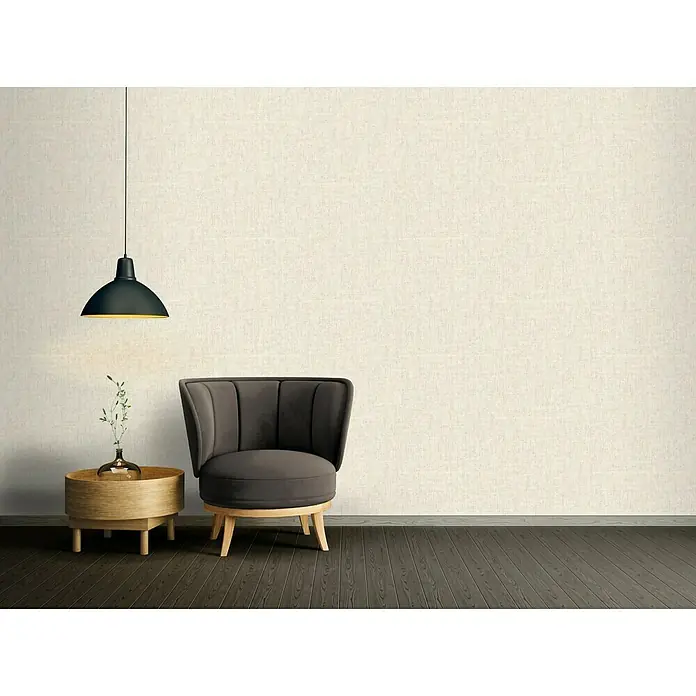 A.S. Création Greenery Vliestapete Borneo - Creme/Beige, Uni, 10,05 x 0,53 m - Moderne Inneneinrichtung mit stilvollem Sessel, Beistelltisch und Hängelampe vor einer dezent gemusterten Wand. Gemütliche Atmosphäre.
