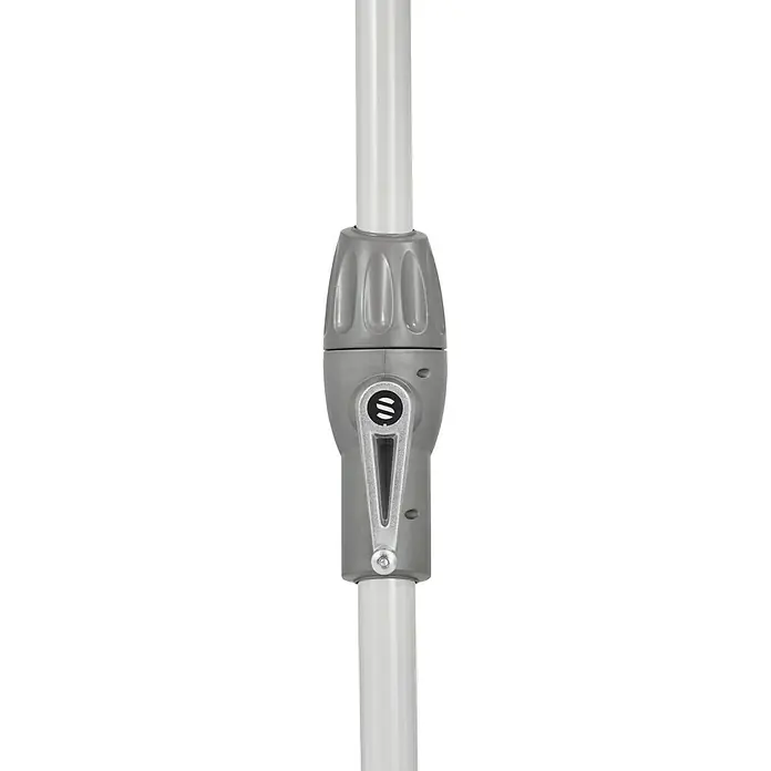 Suncomfort Marktschirm rund Shell Turn - Ecru, Durchmesser Bespannung: 330 cm - Nahaufnahme des Kurbelmechanismus eines Sonnenschirms. Der graue Mechanismus befindet sich an einer weißen Stange und dient zum Öffnen und Schließen des Schirms.