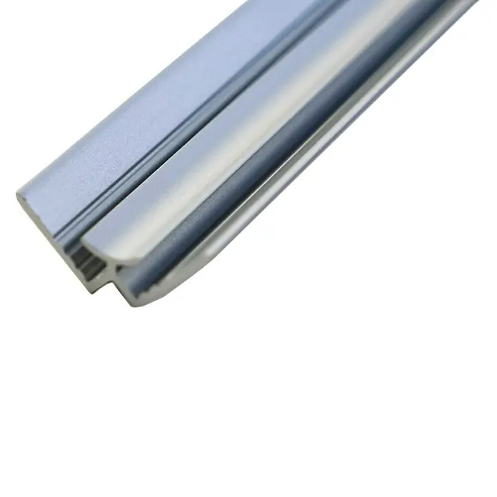 SanDesign Inneneck-Profil - Länge: 250 cm, Stärke: 3 mm, Aluminium - Nahaufnahme eines Aluminiumprofils mit Nut, das für verschiedene Konstruktionen und Montagen geeignet ist. Ideal für DIY-Projekte.