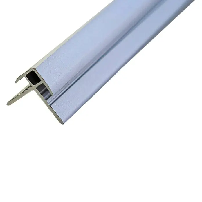 SanDesign Außeneckprofil - Länge: 250 cm, Stärke: 3 mm, Aluminium - Nahaufnahme eines Aluminium-Eckprofils, das für Stabilität und Schutz in verschiedenen Anwendungen sorgt.