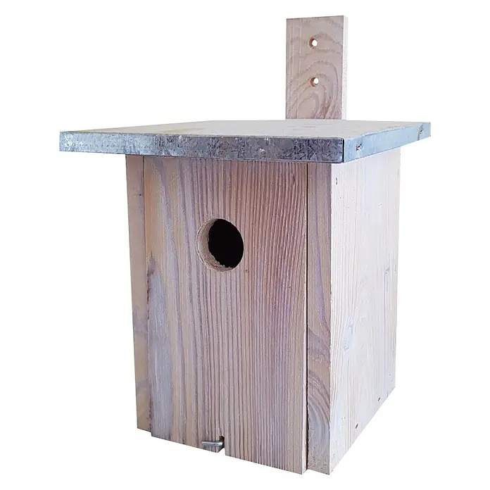 COV Nistkasten KBL 83 - 28 x 19 x 19 cm, Weiß, Holz - Nahaufnahme eines hölzernen Vogelhauses mit Metalldach und einem kreisförmigen Loch.