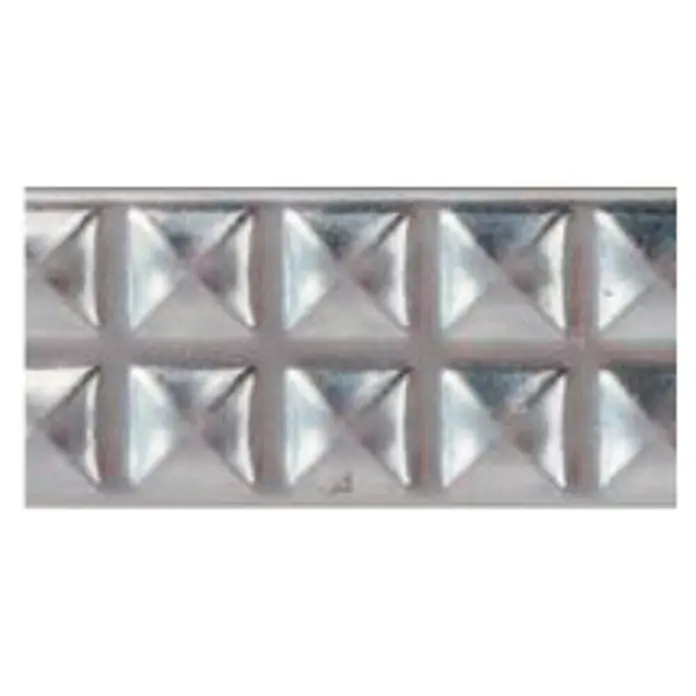 Perfil en U decorativo 3D Cuadrado - Plateado, 2,5 m x 8 mm - Primer plano de una tira de metal plateada con un patrón de pirámide cuadrada, que muestra una superficie texturizada y decorativa.