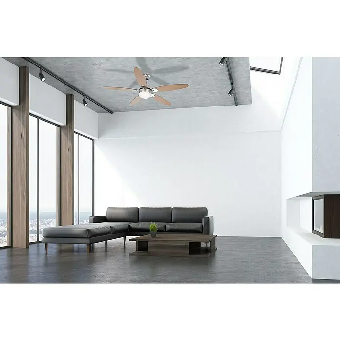 Voltomat Deckenventilator Azura - Buche, 132 cm, 60 W - Eine moderne Wohnzimmeraufnahme mit einem stilvollen Deckenventilator, der sich nahtlos in das minimalistische Design einfügt.