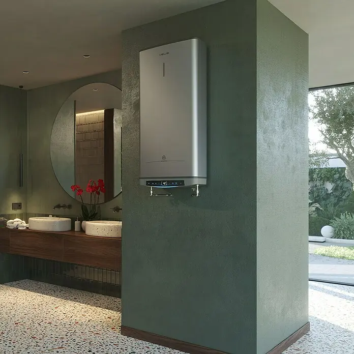 Ariston Termo eléctrico reversible Velis Tech Dry Wifi - 100 l, 1.500 W, Montaje en la pared - Elegante calentador de agua plateado en una pared verde en el baño. La moderna caldera de Ariston Velis llama la atención.