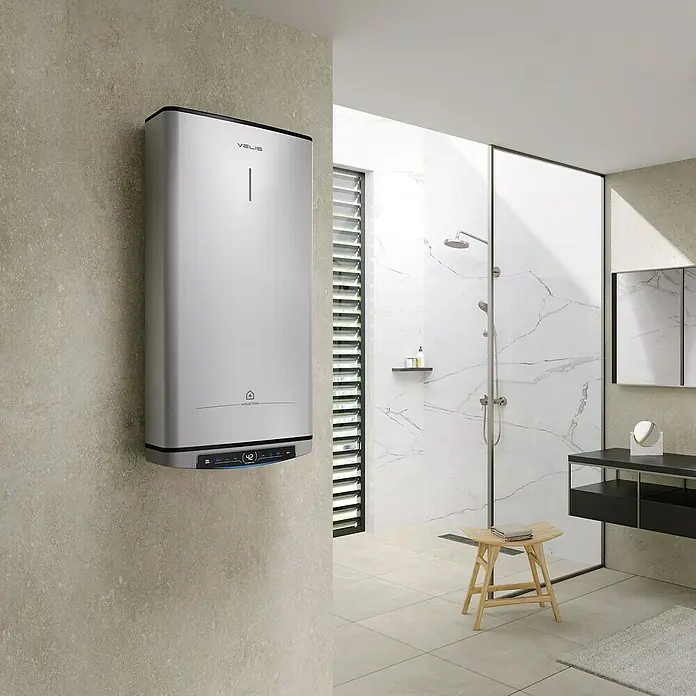 Ariston Termo eléctrico reversible Velis Tech Dry Wifi - 100 l, 1.500 W, Montaje en la pared - Diseño elegante: calentador de agua Ariston Velis montado en la pared, con pantalla digital, ideal para baños modernos.