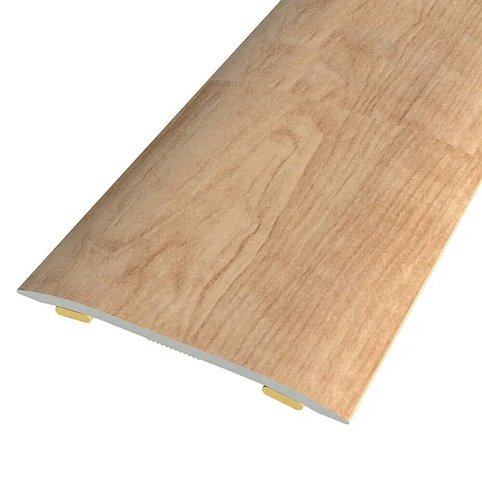 Baglinox Junta de transición Roble - C3 - 90 cm x 38 mm x 2,3 mm, Aluminio - Primer plano de una tira de transición de suelo con aspecto de madera con fijaciones ocultas, sobre un fondo negro.