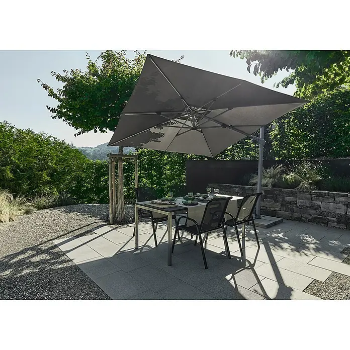 Suncomfort Ampelschirm Varioflex Solar - Ecru, Bespannungsmaß (L x B): 300 x 300 cm - Ein schattiger Essbereich im Freien mit einem modernen Sonnenschirm, der vor der Sonne schützt. Der Tisch ist für ein Essen im Freien gedeckt.