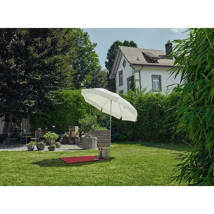 Suncomfort Strandschirm Siesta - Hellgrau, Durchmesser Bespannung: 200 cm - Ein strahlend weißer Sonnenschirm spendet Schatten auf einer grünen Wiese, ideal für entspannte Stunden im Garten.
