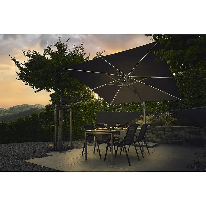 Suncomfort Ampelschirm Varioflex Solar - Ecru, Bespannungsmaß (L x B): 300 x 300 cm - Ein beleuchteter Gartenschirm über einem Esstisch im Freien. Die Beleuchtung des Schirms sorgt für eine warme Atmosphäre.