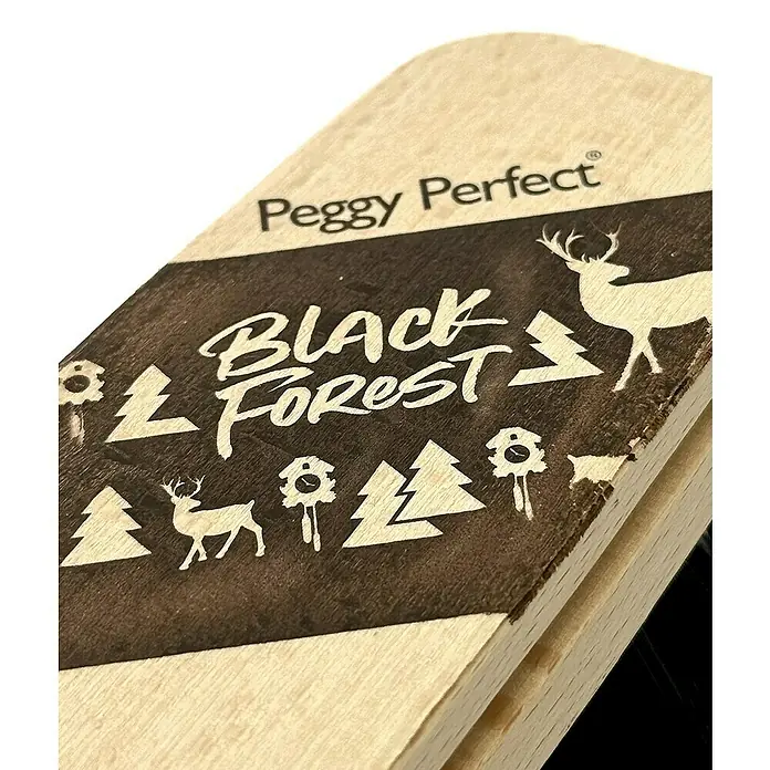 Black Forest Besen - Breite Besen: 27 cm, Haarmischung - Detailaufnahme einer Nagelbürste von Peggy Perfect mit dem Aufdruck "Black Forest", verziert mit Hirsch- und Tannenmotiven.